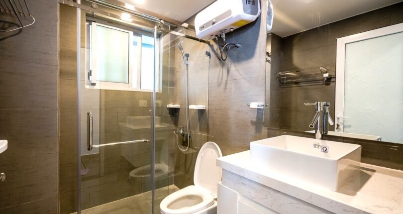toilet trong can ho 3 810x430 - Giá mua bán căn hộ 3 phòng ngủ 135m2 Block A Chung cư Happy Valley Quận 7 T5/2024