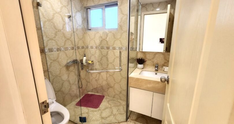 toilet trong can ho ban 1 810x430 - Giá mua bán căn hộ 2 phòng ngủ Block B Chung cư Star Hill Quận 7 T5/2024