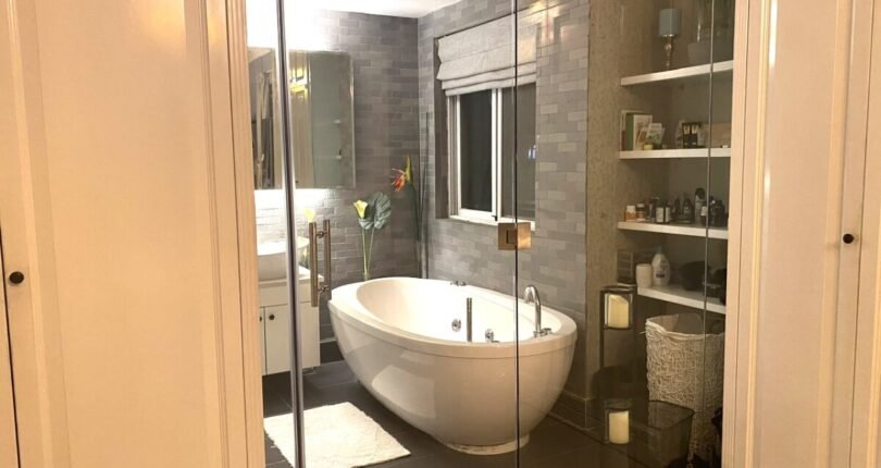 toilet trong phong ngu master 810x430 - Giá thuê căn hộ 3 phòng ngủ Block D view sông Chung cư Riverside Residence Quận 7 T4/2024