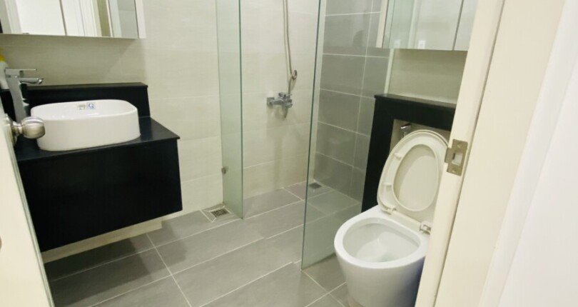 tollet cna ho can ban 810x430 - Cho thuê căn hộ chung cư Scenic Valley 1, 70m2, tầng cao, giá 18tr/tháng, nội thất đầy đủ.