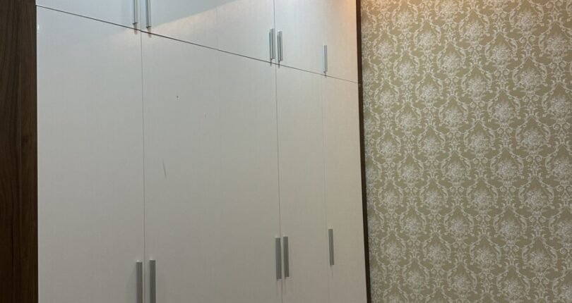 tu quan ao trong can ho 810x430 - Giá thuê căn hộ 3 phòng ngủ ít nội thất lầu 16 block C chung cư Riverpark premier Quận 7 T4/2024