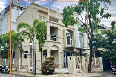 vi-tri-biet-thu-toa-lac-tren-goc-hai-mat-duong