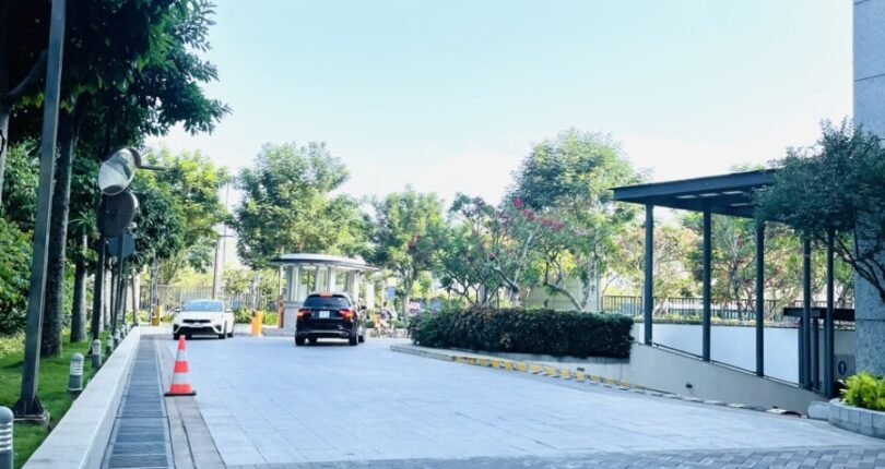 vi tri shop lien ke cong ra vao khu dan cu 810x430 - Giảm giá bán gấp trong tháng Shophouse Block A Chung cư Green Valley giá 8,4 tỷ