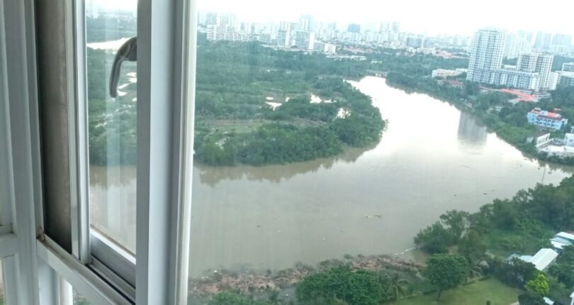 view phong ngu can ho 810x430 - Giảm giá bán gấp căn hộ Riverside Residence 189m2, lầu cao, view sông, có ô xe ô tô, giá 11.2 tỷ