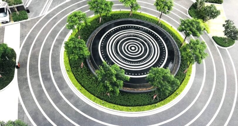 view quang truong noi khu 810x430 - Giá mua bán cặp Penthouse Block E The Peak Chung cư Midtown Phú Mỹ Hưng Quận 7 T5/2024