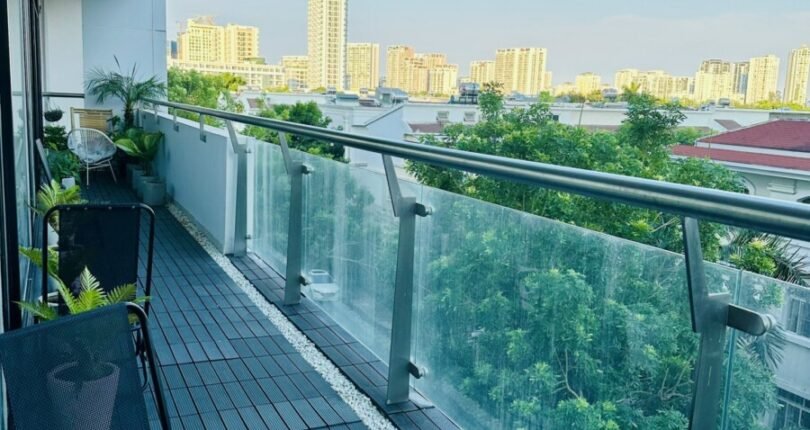 ban cong can ho 1 810x430 - Giá mua bán căn hộ 3 phòng ngủ Chung cư Garden Court 2 Quận 7 T5/2024