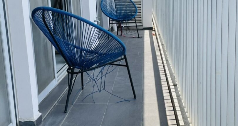 ban cong can ho 810x430 - Bán gấp căn hộ 3 phòng ngủ block A view trực diện hồ bơi Chung cư Scenic Valley 1 giá 6,3 tỷ