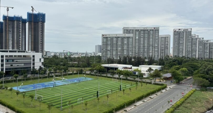 ban cong can ho lien ke san banh 810x430 - Giá cho thuê căn hộ 2 phòng ngủ căn 08 Block B Chung cư Cardinal Court Quận 7 T5/2024