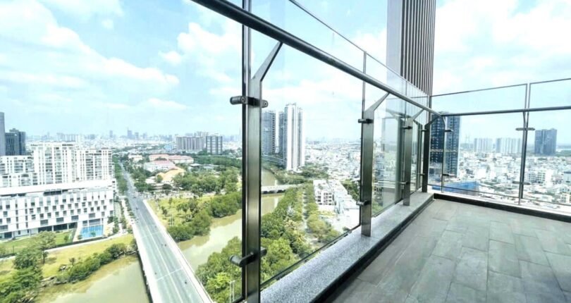ban cong can ho truc dien song 810x430 - Giá mua bán căn hộ thô Penthouse Chung cư The Peak Quận 7 t5/2024