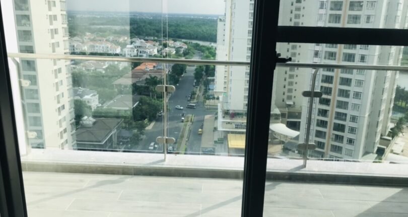 ban cong phong khach 2 810x430 - Bán gấp căn hộ góc 2 phòng ngủ The Antonia Phú Mỹ Hưng Quận 7 giá rẻ