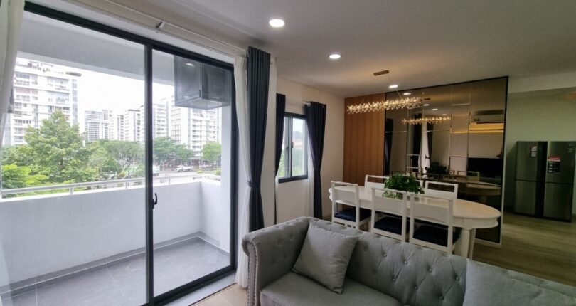 ban cong phong khach 810x430 - Giá mua bán căn hộ 3 phòng ngủ Chung cư Hưng Vượng 3 Quận 7 T5/2024