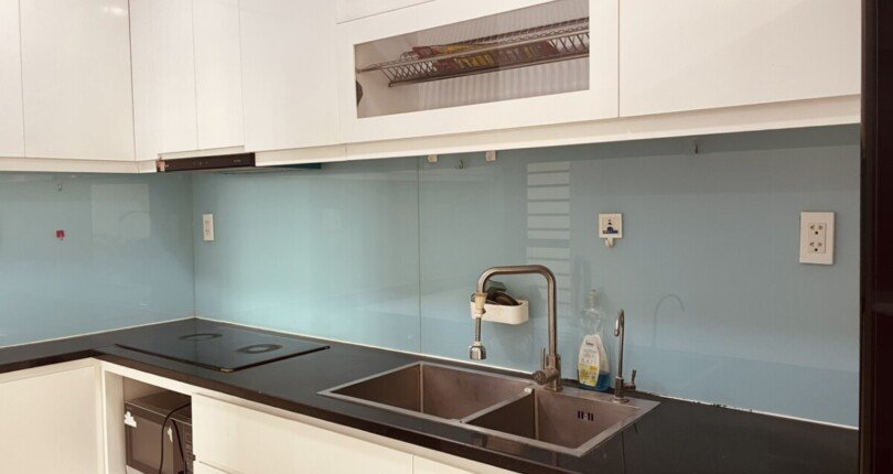 bep can ho ban 4 810x430 - Bán căn hộ chung cư Hưng Phúc, 78m2, 02pn, giá 4.9 tỷ, nội thất đầy đủ, xem nhà dễ.