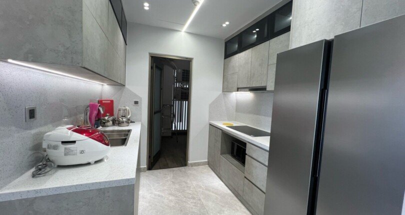 bep can ho ban 810x430 - Bán căn hộ chung cư Midtown M8, diện tích 88m2, 02pn, giá 7.4 tỷ , nội thất đầy đủ.