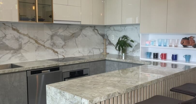 bep can ho ban ban 810x430 - Giá mua bán căn hộ 3 phòng ngủ Block B Chung cư Green Valley Quận 7 T5/2024