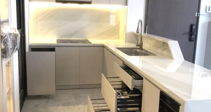 can canh bep trong can ho ban 810x430 - Bán gấp căn hộ 3 phòng ngủ block A Chung cư Cardinal Court view hồ bơi nội thất cao cấp