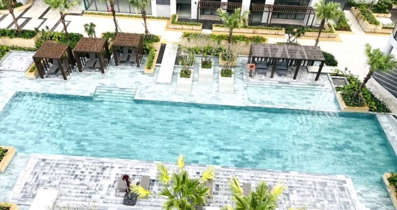 can ho lien ke ho boi noi khu 810x430 - Bán gấp căn hộ 3 phòng ngủ block A Chung cư Cardinal Court view hồ bơi nội thất cao cấp