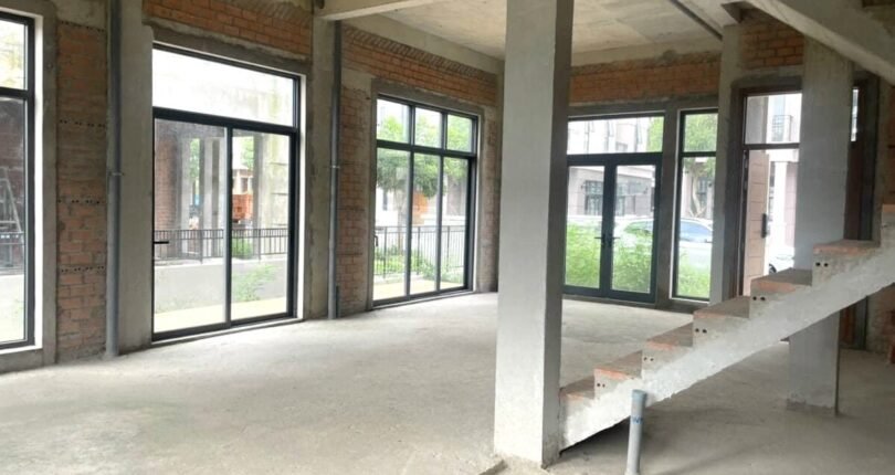 hien trang nha ban giao tho 810x430 - Giá mua bán nhà Biệt thự đơn lập dãy A1 Khu dân cư Zeitgeist Nhà Bè T5/2024