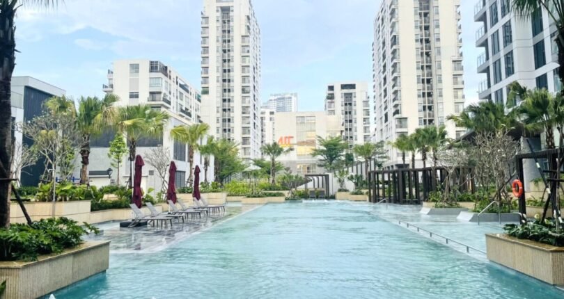 hinh anh ho boi cardinal court 810x430 - Bán gấp căn hộ 3 phòng ngủ block A Chung cư Cardinal Court view hồ bơi nội thất cao cấp