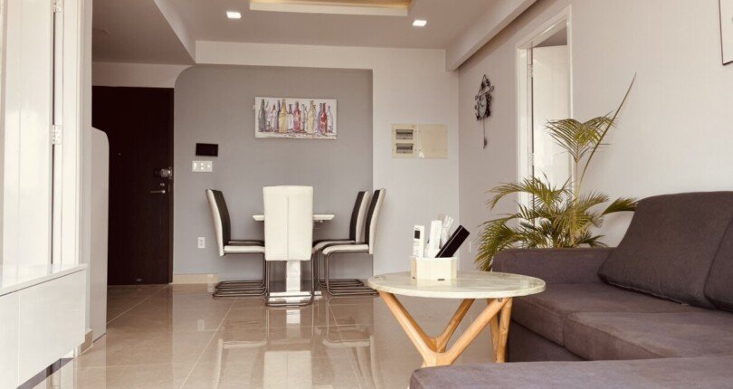 hinh anh phong khach can ho ban 1 810x430 - Bán căn hộ chung cư Hưng Phúc, 78m2, 02pn, giá 4.9 tỷ, nội thất đầy đủ, xem nhà dễ.