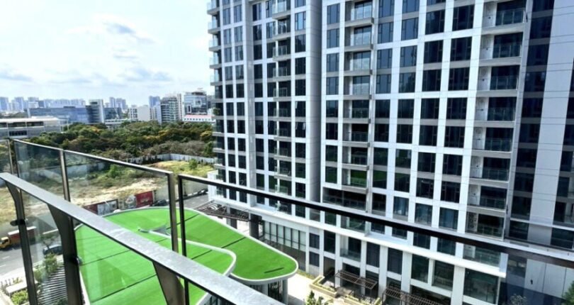 ho boi noi khu cardinal court phu my hung nhin tu can ho ban 810x430 - Giá mua bán căn hộ 2 phòng ngủ Block B Chung cư Cardinal Court Phú Mỹ Hưng Quận 7 T5/2024