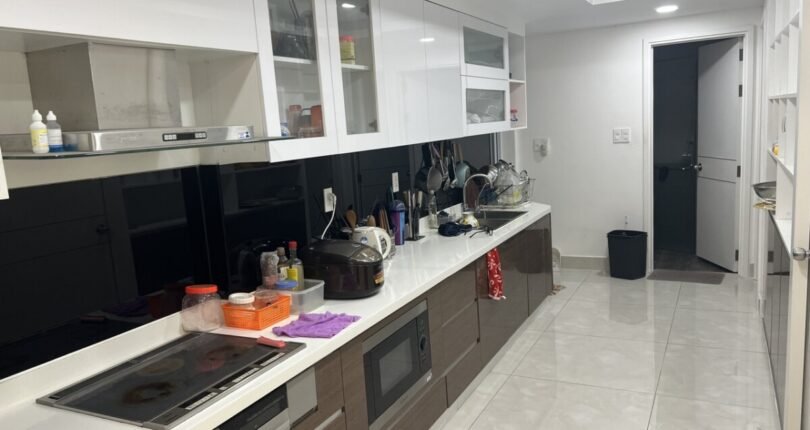 khong gian bep rong rai 2 810x430 - Giá mua bán căn hộ 2 phòng ngủ block B Chung cư Happy Valley Quận 7 T5/2024