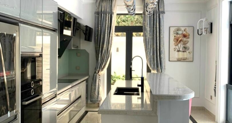 khong gian bep rong rai 5 810x430 - Cho thuê nhà biệt thự đơn lập Nam Thông Phú Mỹ Hưng có hồ bơi riêng