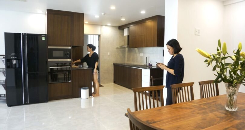 khong gian bep rong rai 6 810x430 - Bán gấp căn hộ 3 phòng ngủ Scenic Valley 1 căn góc view hồ bơi sẵn hợp đồng thuê giá cao