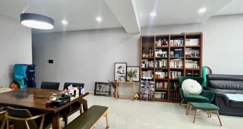 khong gian phong khach 4 810x430 - Giá mua bán căn hộ 3 phòng ngủ Block C căn 06 Chung cư Riverpark Premier Quận 7 T5/2024