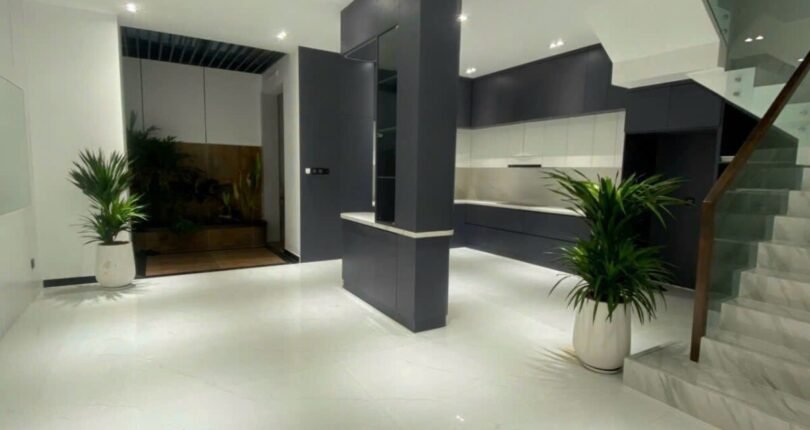 khong gian phong khach tang tret 810x430 - Giá mua bán nhà Biệt thự nguyên căn số 18 Khu phố Hưng Thái 1 Quận 7 T5/2024