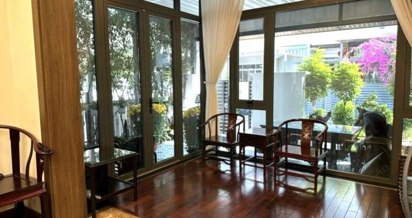 khong gian phong khach tang tret phong cach co dien 810x430 - Giá mua bán nhà Biệt thự liền kề số 14 đường nội khu Mỹ Thái 1C Phú Mỹ Hưng Quận 7 T5/2024