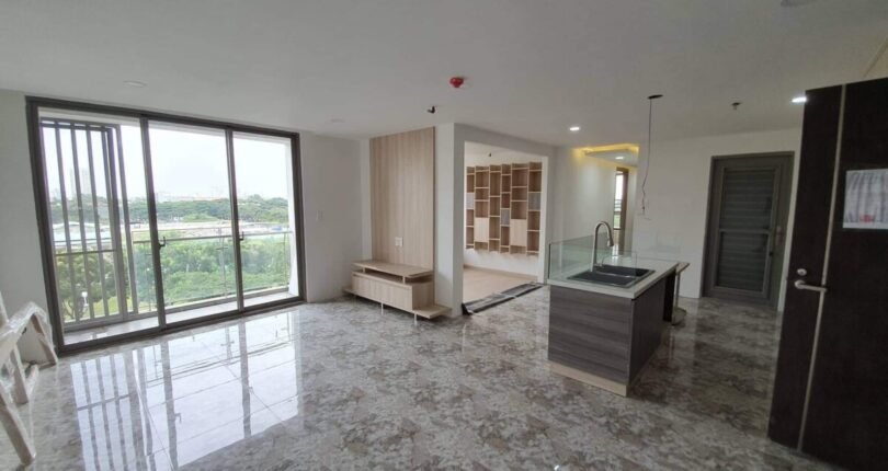 khong gian phong khach va bep 2 810x430 - Giá mua bán căn hộ 3 phòng ngủ block A Chung cư Hưng Phúc Quận 7 T6/2024