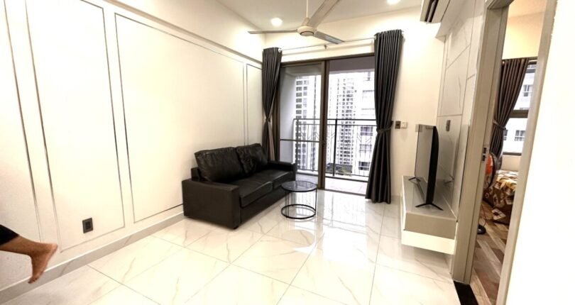 phong khach 3 810x430 - Giá mua bán căn hộ 2 phòng ngủ Block B có sổ hồng Chung cư Saigon South Residences Nhà Bè T/2024