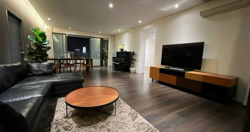 phong khach can ho 2 810x430 - Giá mua bán căn hộ 3 phòng ngủ Chung cư The Panorama Quận 7 T5/2024