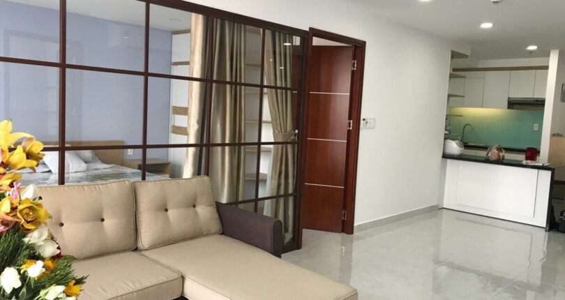 phong khach can ho 810x430 - Bán gấp căn hộ 3 phòng ngủ block A view trực diện hồ bơi Chung cư Scenic Valley 1 giá 6,3 tỷ