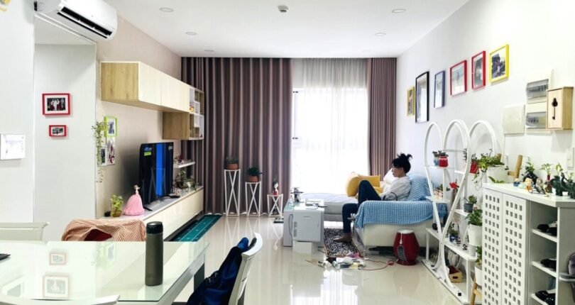 phong khach can ho ban 14 810x430 - Bán gấp căn hộ Happy Valley, 100m2, căn góc, lầu cao, view sông và Quận 1, nội thất cao cấp