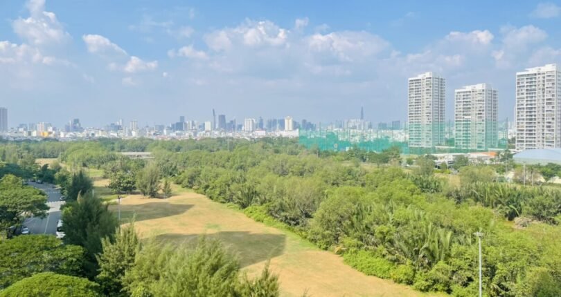 phong khach truc dien song 810x430 - Giá mua bán căn hộ 3 phòng ngủ số 01 block A Chung cư Happy Valley Quận 7 T5/2024