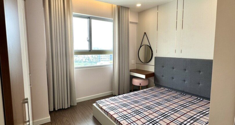 phong ngu cna ho ban 810x430 - Cần bán căn hộ chung cư Scenic Valley 2, 77m2, giá 4.8 tỷ, tặng kèm 01 ô đậu xe, đầy đủ nội thất.