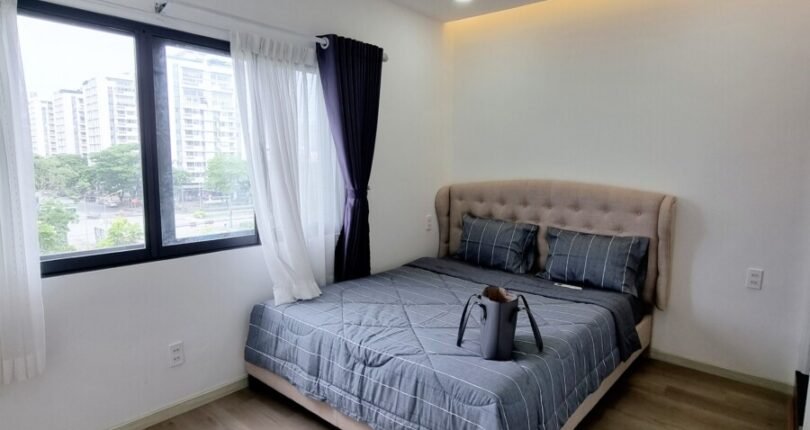 phong ngu day du thiet bi noi that 810x430 - Giá mua bán căn hộ 3 phòng ngủ Chung cư Hưng Vượng 3 Quận 7 T5/2024