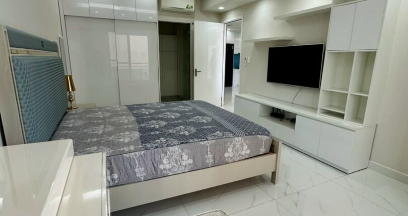 phong ngu lon 3 810x430 - Giá mua bán căn hộ 3 phòng ngủ Block B Chung cư Scenic Valley 1 Quận 7 T5/2024