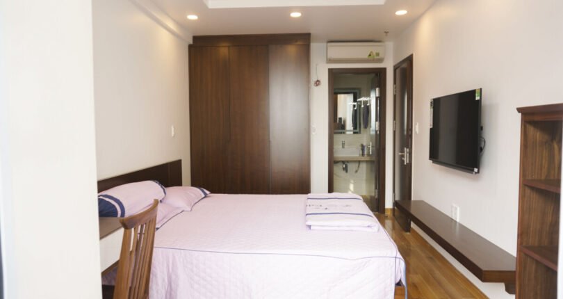 phong ngu master 2 810x430 - Bán gấp căn hộ 3 phòng ngủ Scenic Valley 1 căn góc view hồ bơi sẵn hợp đồng thuê giá cao