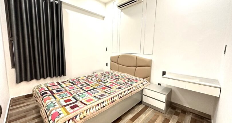 phong ngu trong can ho ban 810x430 - Giá mua bán căn hộ 2 phòng ngủ Block B có sổ hồng Chung cư Saigon South Residences Nhà Bè T/2024