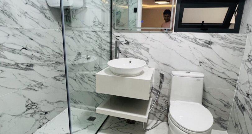 toilet day du thiet bi ve sinh 810x430 - Giá mua bán căn hộ duplex có lửng Chung cư Sky Garden 1 Quận 7 T5/2024