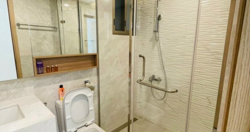 toilet phong khach 810x430 - Giá mua bán căn hộ 2 phòng ngủ Chung cư The Peak, Quận 7 T5/2024