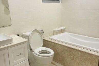 toilet-phong-ngu-lon-co-bon-tam-ban