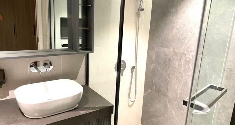 toilet phong ngu master 810x430 - Giá cho thuê căn hộ 2 phòng ngủ số 01 block A Chung cư Cardinal Court Quận 7 T6/2024