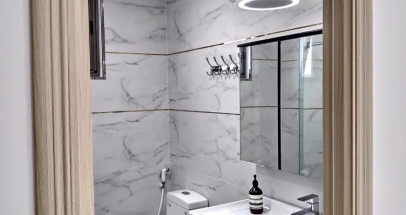 toilet phong ngu nho 810x430 - Giá mua bán căn hộ 3 phòng ngủ Block A Chung cư Saigon South Nhà Bè T5/2024