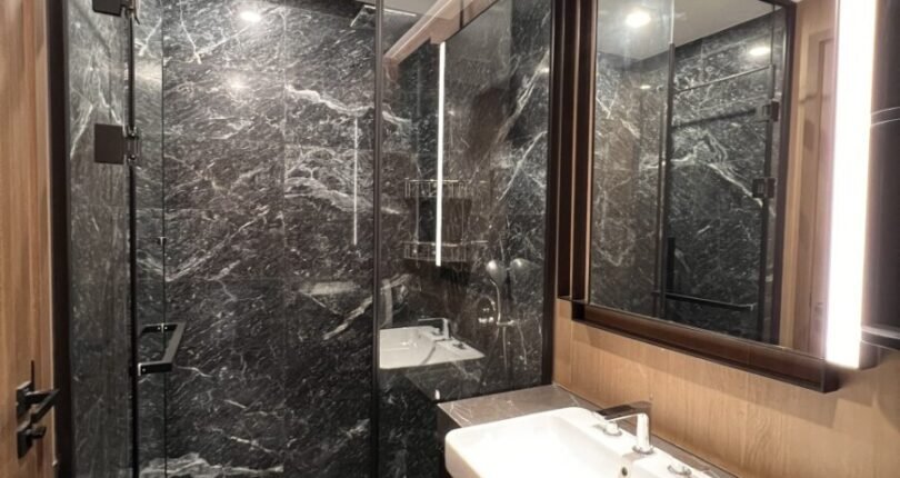 toilet trong can ho 810x430 - Giá cho thuê căn hộ 2 phòng ngủ tháp W13 Chung cư Lumiere Riverside Quận 2 T5/2024