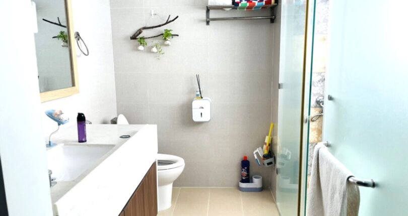 toilet trong can ho ban 1 810x430 - Bán gấp căn hộ Happy Valley, 100m2, căn góc, lầu cao, view sông và Quận 1, nội thất cao cấp