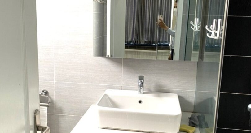 toilet trong can ho ban 4 810x430 - Giá mua bán căn hộ 3 phòng ngủ Block C view biệt thự Chung cư Hưng Phúc Quận 7 t6/2024