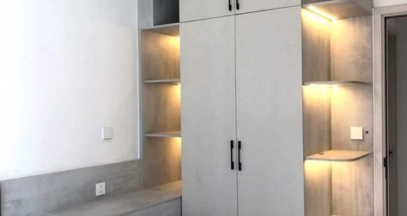 tu quan ao trong can ho ban 810x430 - Bán gấp căn hộ 3 phòng ngủ block A Chung cư Cardinal Court view hồ bơi nội thất cao cấp